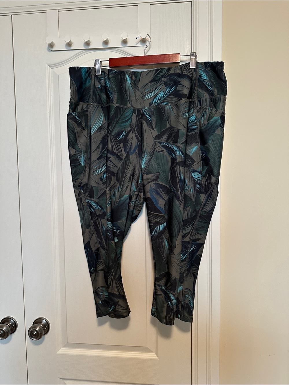 Penningtons Teal and Charcoal Leaf-Print Capris